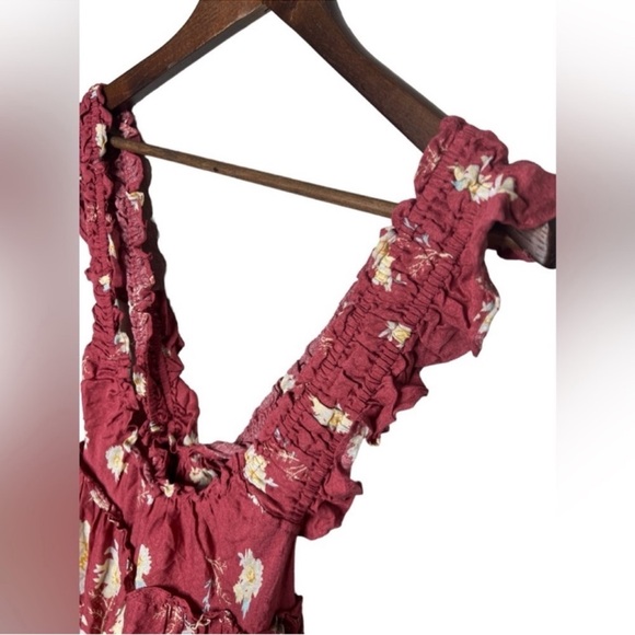 Free People Bali Wild Daisy Mini Slip In Red Ruffle
Floral Dress - Picture 7 of 11